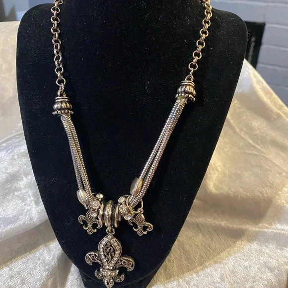 Chic Silver Fleur-de-Lis Necklace and Earring Set - Picture 3 of 11